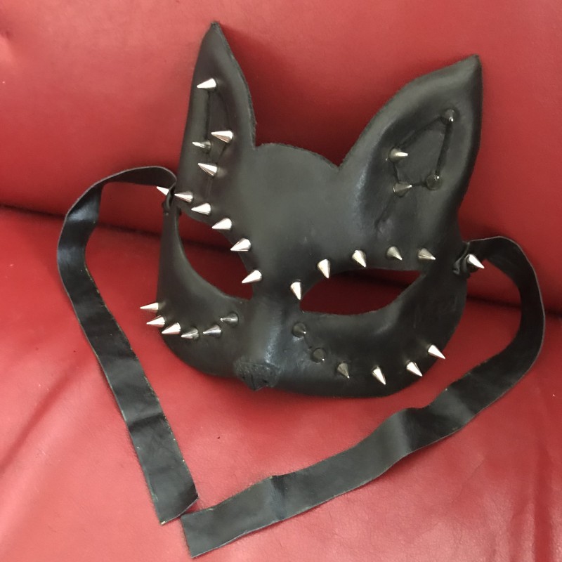 Ексклюзивна чорна шкіряна маска кішки з шипами