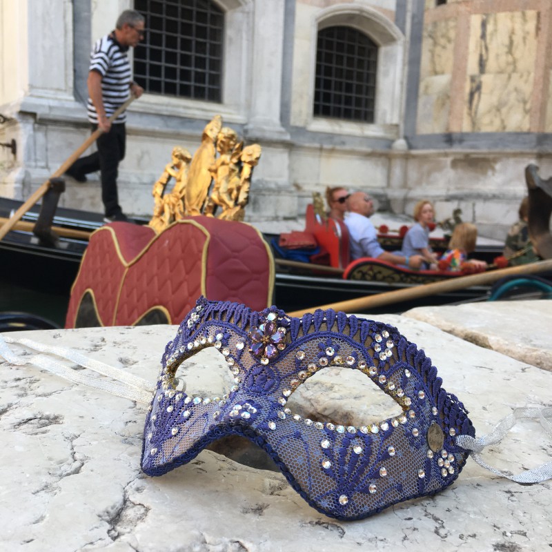 Ексклюзивна жіноча карнавальна маска ручної роботи AMETIST
